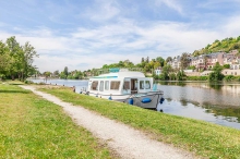 Barka turystyczna Penichette 950 E - z zewnątrz foto: LOCABOAT