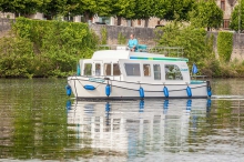 Barka turystyczna Penichette 950 E - z zewnątrz foto: LOCABOAT