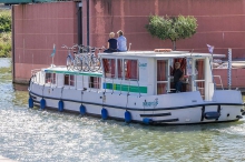 Barka turystyczna Penichette 1500 R - z zewnątrz foto: LOCABOAT