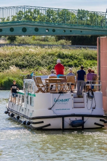 Barka turystyczna Penichette 1500 FB - z zewnątrz foto: LOCABOAT