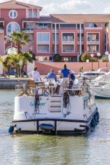 Barka turystyczna Penichette 1500 FB - z zewnątrz foto: LOCABOAT