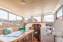 Barka turystyczna Pénichette ® 1180 Flying Bridge. salon foto: LOCABOAT