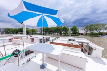 Barka turystyczna Penichette 1165 Flying Bridge z zewnątrz - czarter barek turystycznych. foto: LOCABOAT