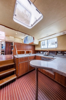 Barka turystyczna Penichette 1165 Flying Bridge - kuchnia - czarter barek turystycznych.