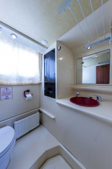 Barka turystyczna Penichette 1165 Flying Bridge - toaleta - czarter barek turystycznych. foto: LOCABOAT
