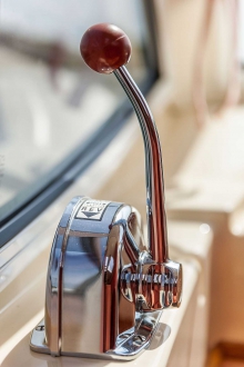 Barka turystyczna Europa 400 - wewnętrzne stanowisko sterowe foto: LOCABOAT