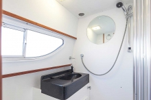 Barka turystyczna Europa 400 - łazienka foto: LOCABOAT