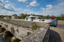 Francja - Burgundia - Czarter barki foto: LOCABOAT